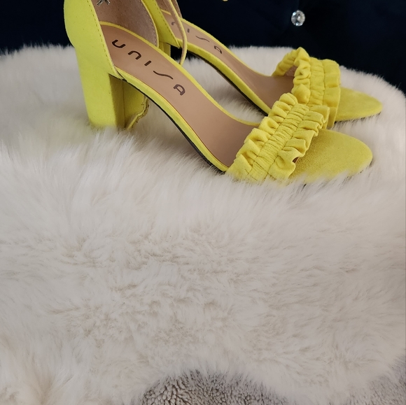 NWOT!! Bright yellow lime green sandals with heel. - Picture 5 of 5